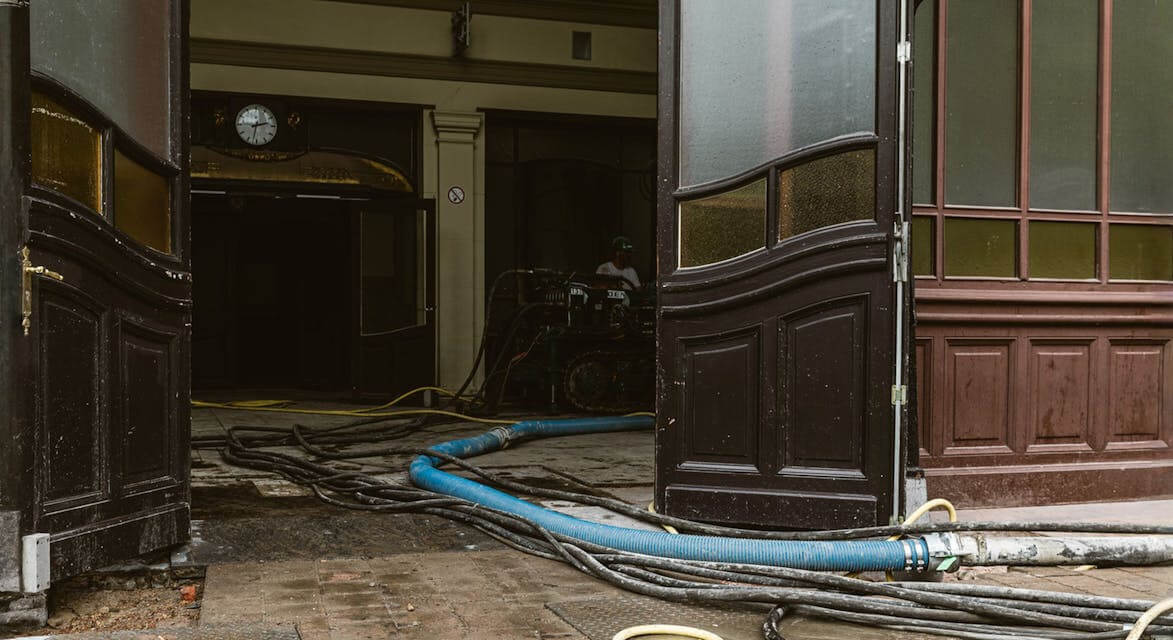 Foto van de voorstelling 17 maanden verbouwen: De Vooruit voor en na in Gent