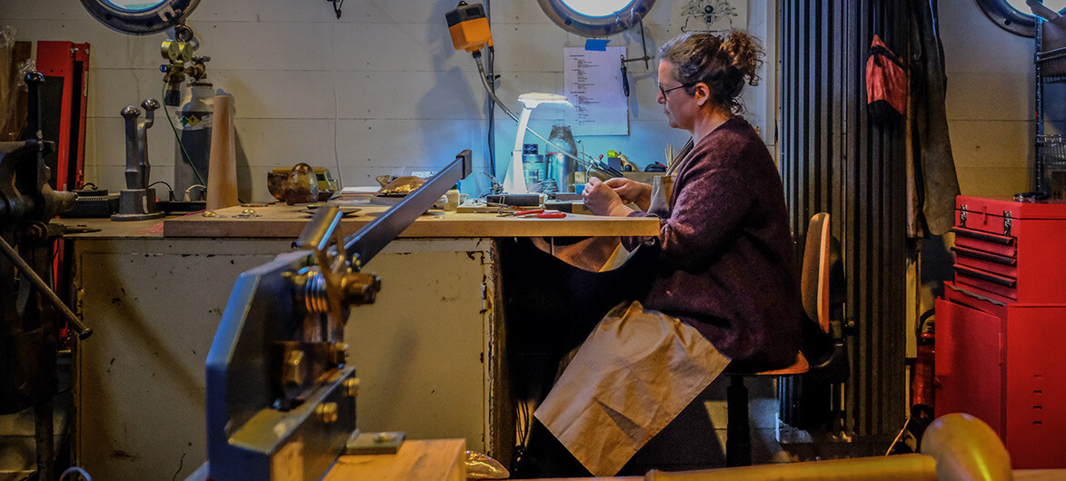 Afbeelding ter illustratie bij nieuwsbericht Zilversmid Annick Mertens maakt Gouden Jefkes.