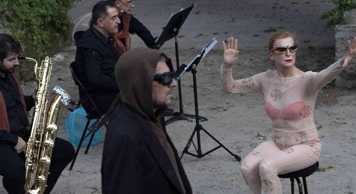 Foto van de voorstelling Juana ficción – La Ribot & Asier Puga in Brussel