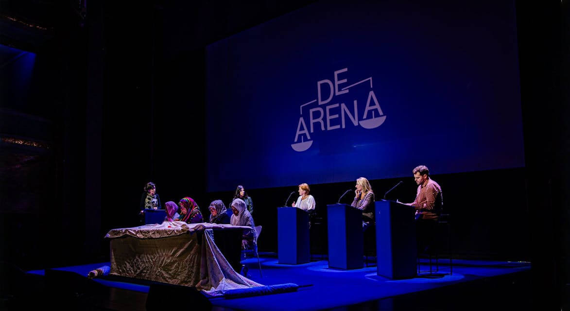 Foto 1 van de voorstelling DE ARENA - met Lisbeth Imbo & Petra De Sutter