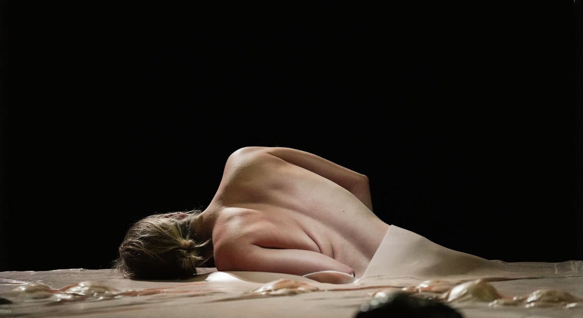 Afbeelding 1 bij recensie over 4 Women Getting Sick
