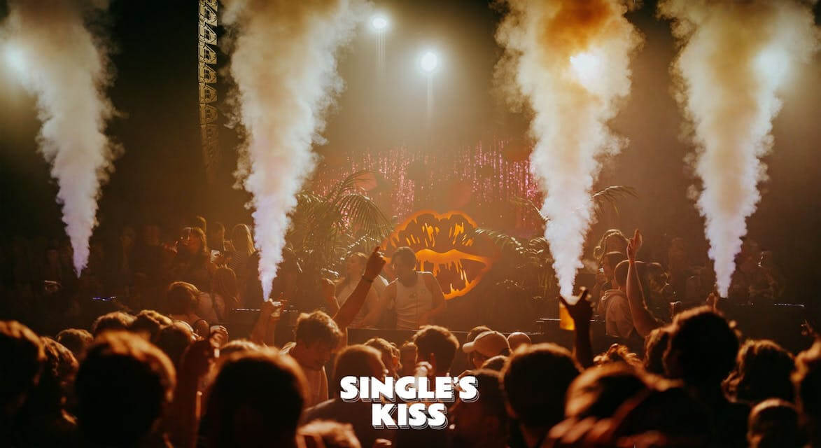 Foto 1 van de voorstelling Single's Kiss